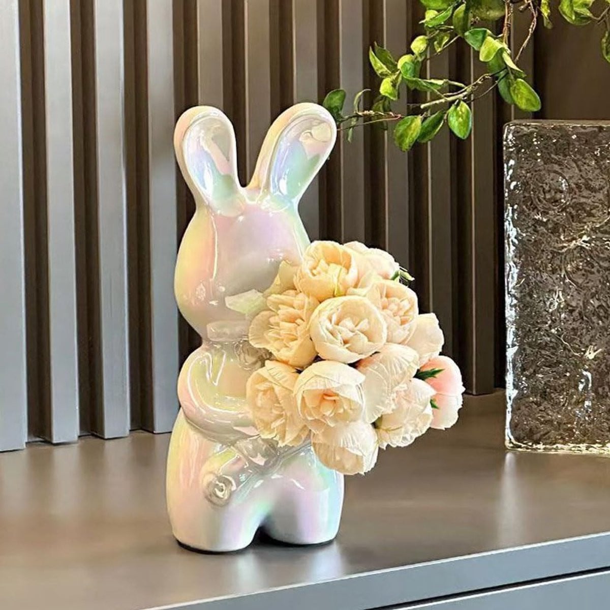 Keramisch konijn sculptuur met bloemen als decoratief ornament in kleurrijk wit
