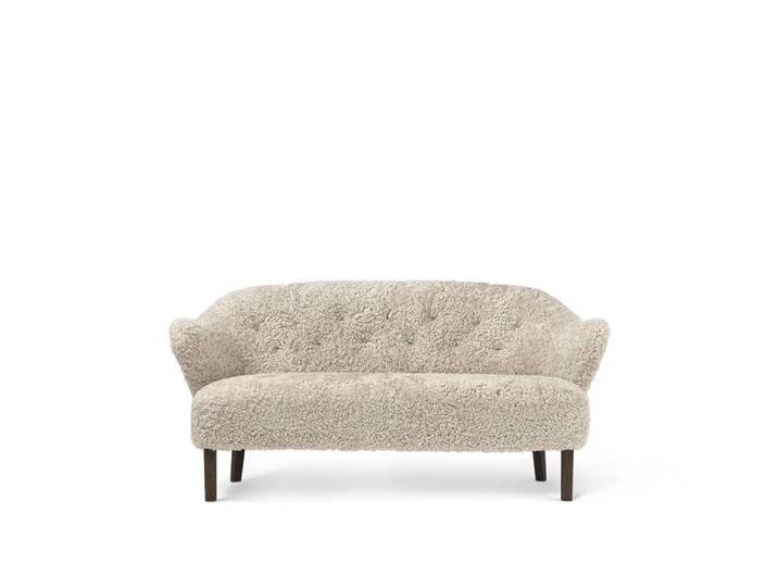 Audo Copenhagen Ingeborg 2,5-Sitzer Sofa Schaffell moonlight, Eichenholzbeine geräuchert