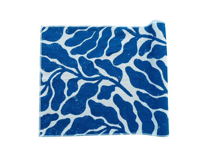 Fine Little Day Chemin de table Leaves Blanc-bleu, 47x180 cm