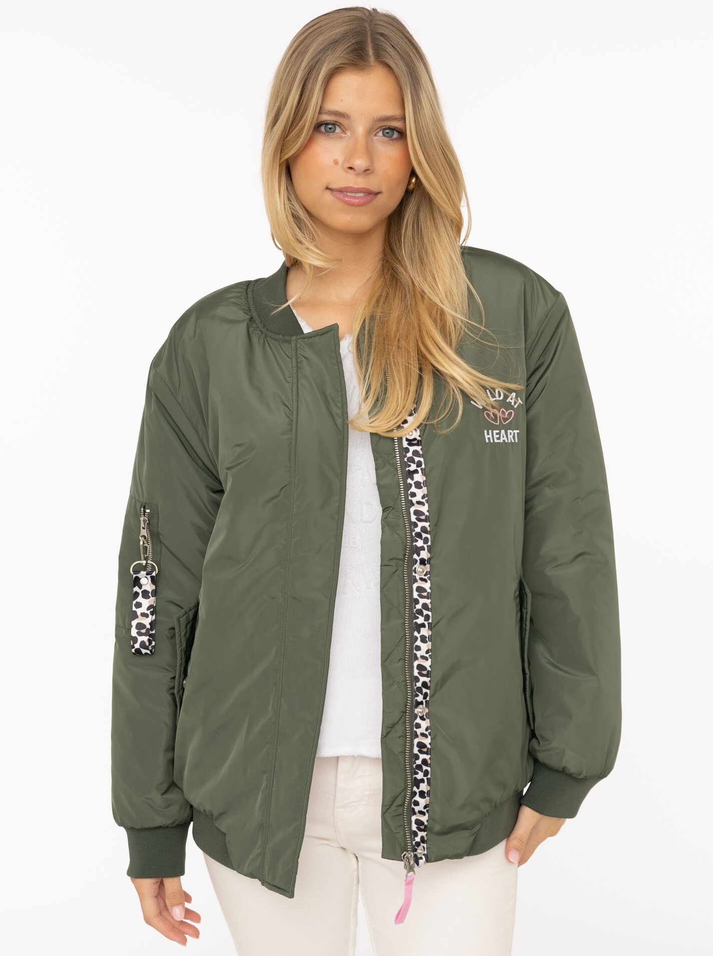 Bomberjacke ZWILLINGSHERZ "Wild Heart", Damen, Gr. L, grün (olive), Web, Obermaterial: 100% Polyester, unifarben, lässig geschnitten Po-bedeckend, ohne Ausschnitt, Rippbündchen, Jacken Bomberjacke, Oversize - überschnittene Schulter, Taschen mit Druckknöp