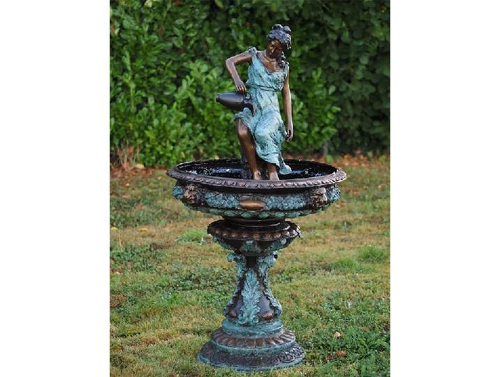 IDYL Gartenfigur IDYL Bronze-Skulptur Frau mit Krug wasserspeiend, Bronze