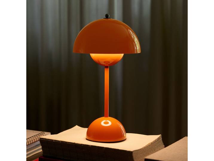 Flowerpot VP9 LED-Akku-Tischlampe, orange, IP44 - &TRADITION - Wohnzimmer - Design - Kunststoff - Mit Schirm