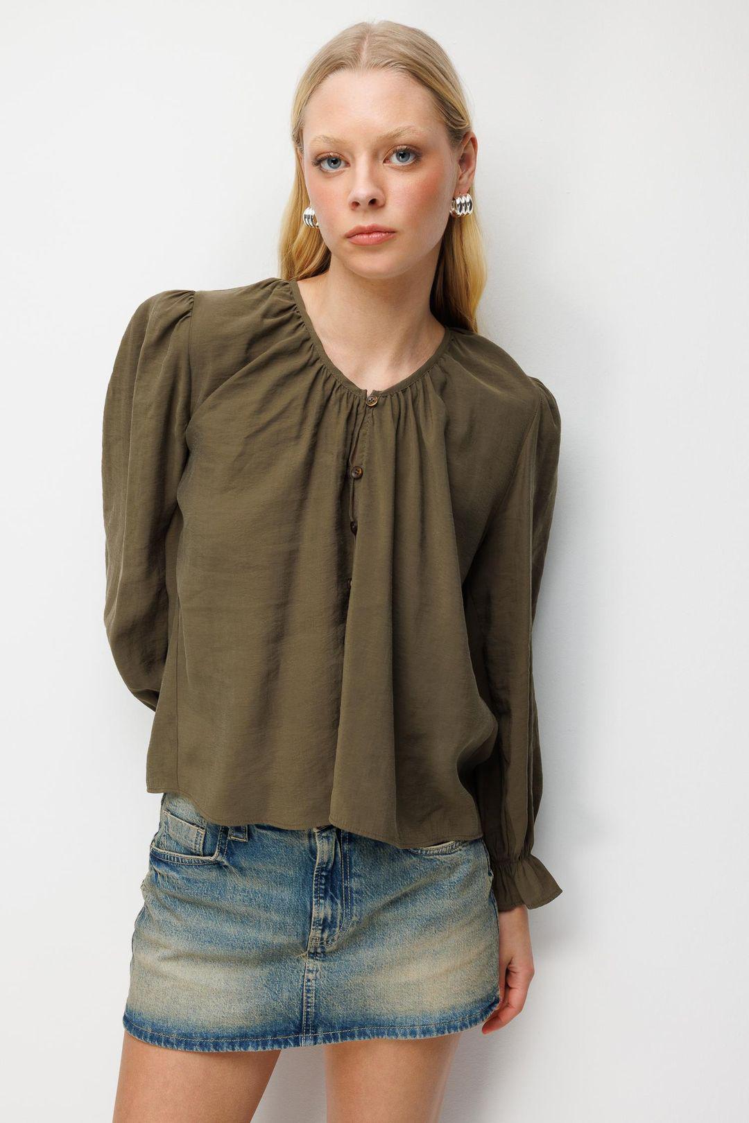 Texturierte Knopfleisten-Bluse mit Rundhalsausschnitt