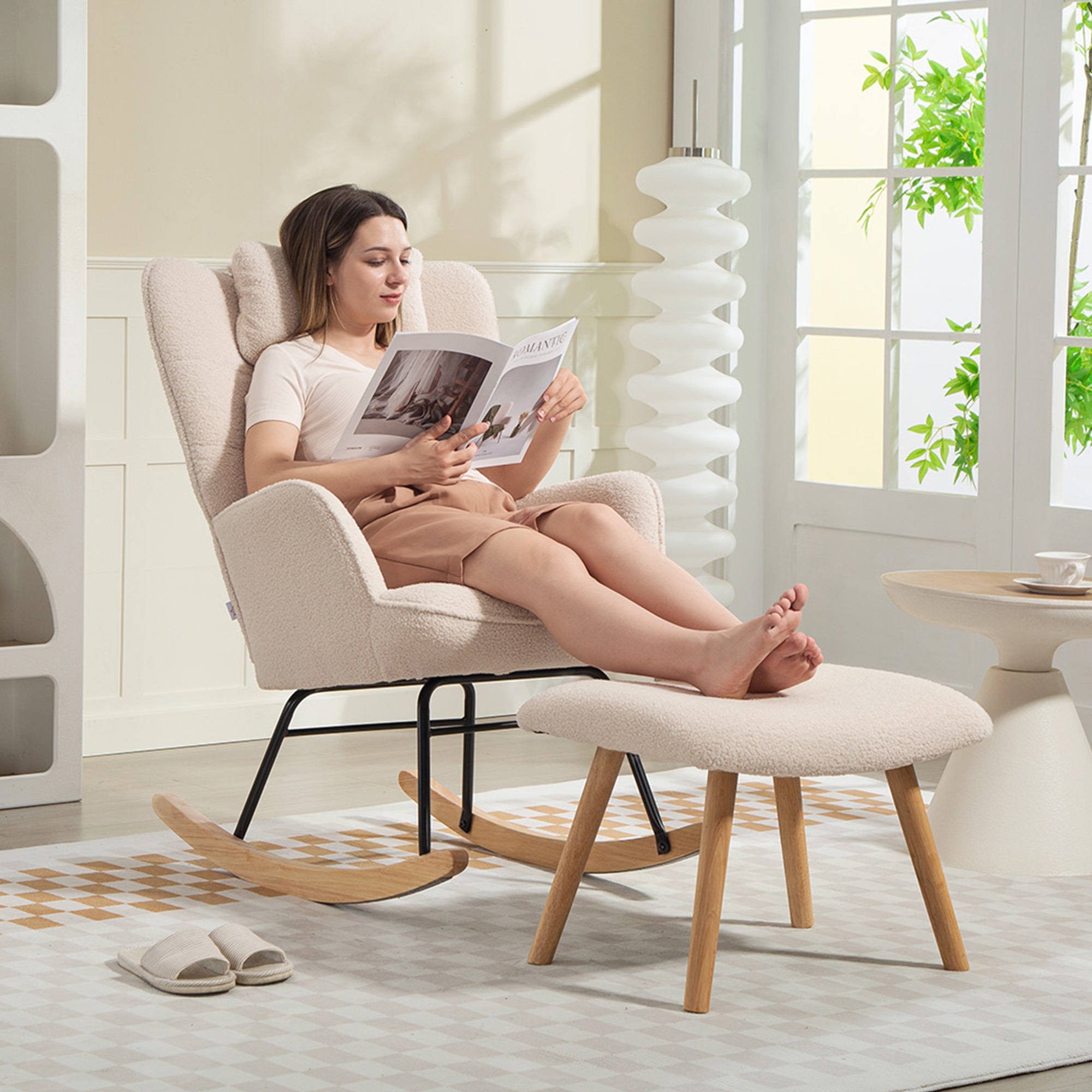 Homcom Poltrona a Dondolo con Poggapiedi, Rivestimento in Morbido Pile, Gambe in Legno, Cuscino, Schienale Alto, Sedia a Dondolo, Beige   Aosom Italy