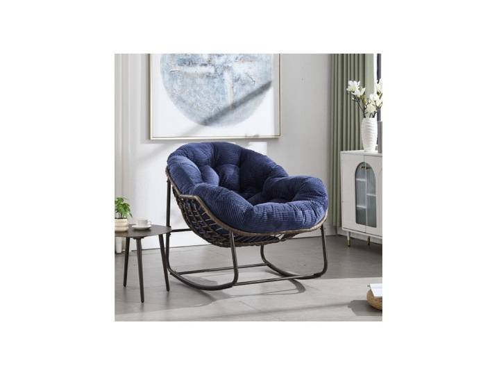 Rocking chair en rotin artisanal teinte gris neutre idéal pour se relaxer dehors