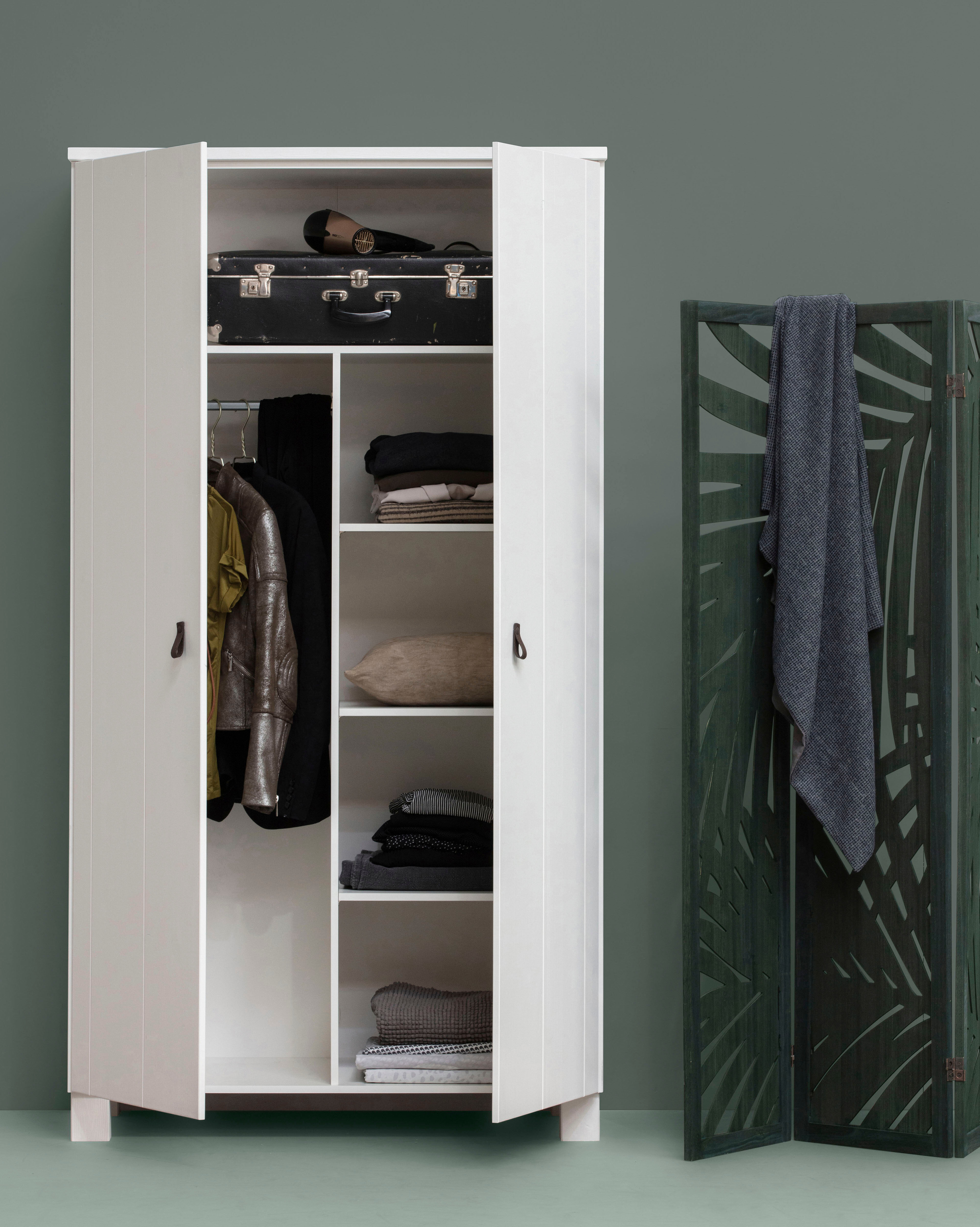 Garderobenschrank WOOOD "Ties FSC-Kiefernholz gebürstet mit Ledergriffen, H202 x B111 x T55 cm", weiss (weiß), B:111cm H:202cm T:55cm, FSC-zertifizierter Holzwerkstoff, Schränke, Garderobenschrank, V-Nuten-Türen, Tragkraft 10 kg pro Einlegeboden, Melamini