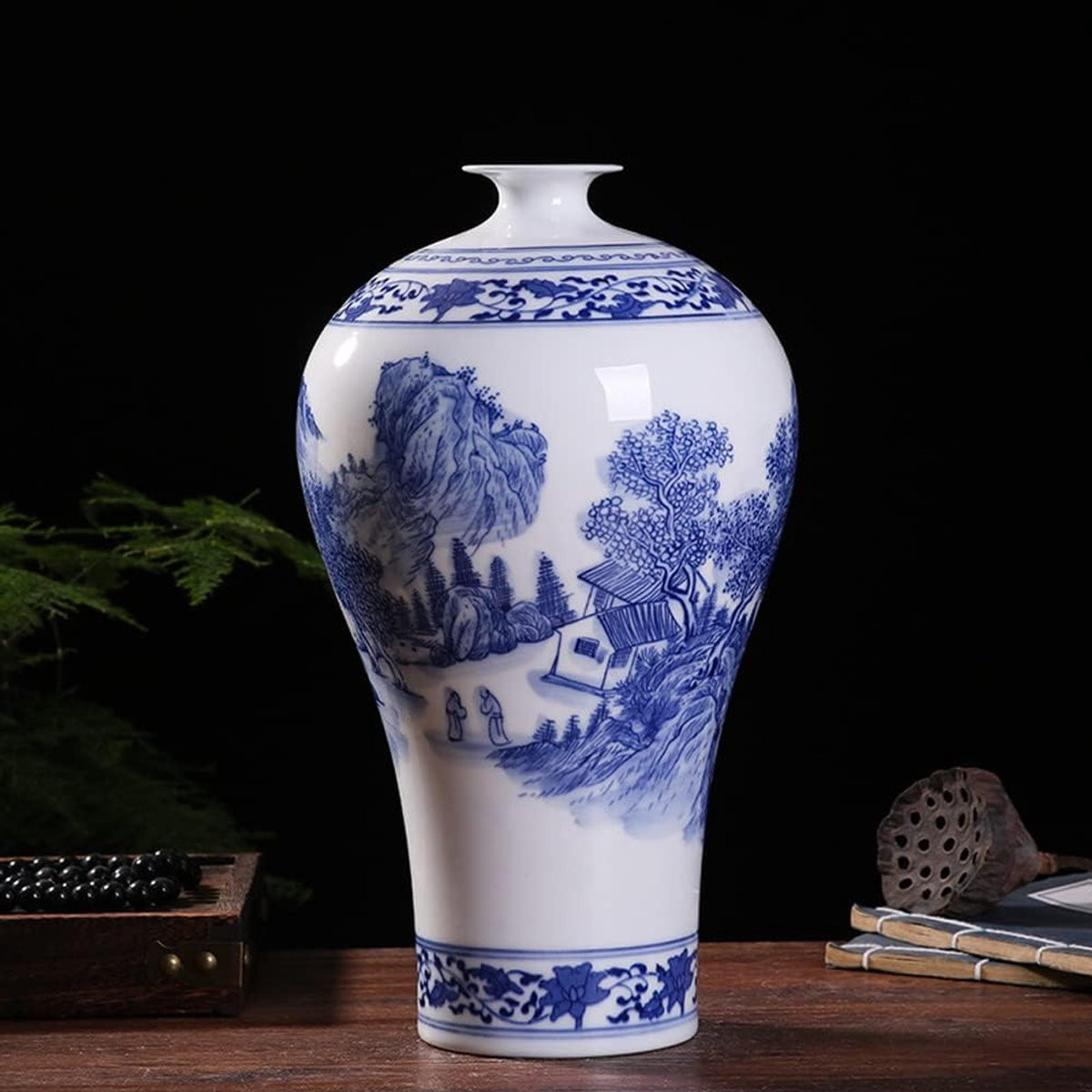 Handgeschilderde porseleinen vaas met blauw-wit glazuur voor decoratieve bloemenpresentatie