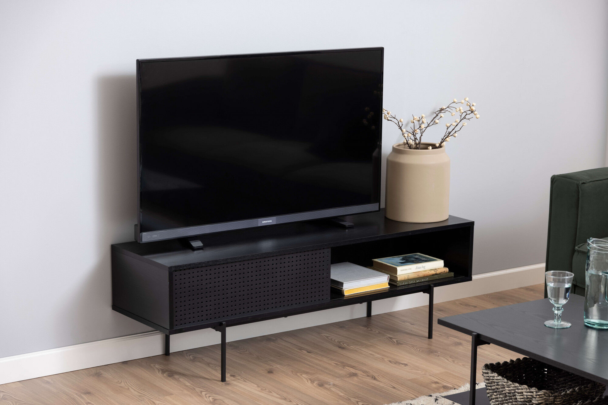 TV-Schrank ACTONA GROUP "Angus", schwarz, B:140cm H:44,5cm T:40cm, Schränke, TV-Schrank, TV-Bank,TV Tisch mit 1 Schiebetür schwarz. Höhe 44,50 cm