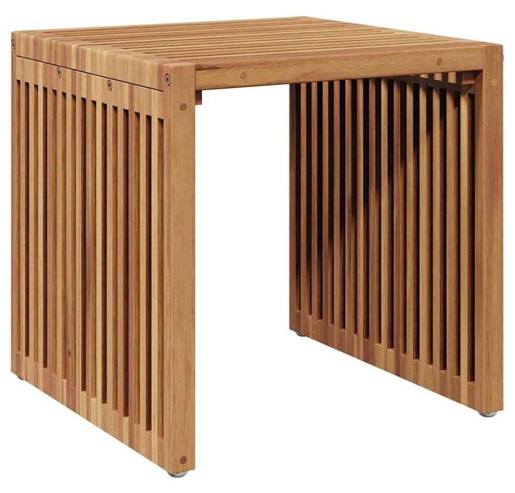 Massiver Holztisch für den Gartenbereich