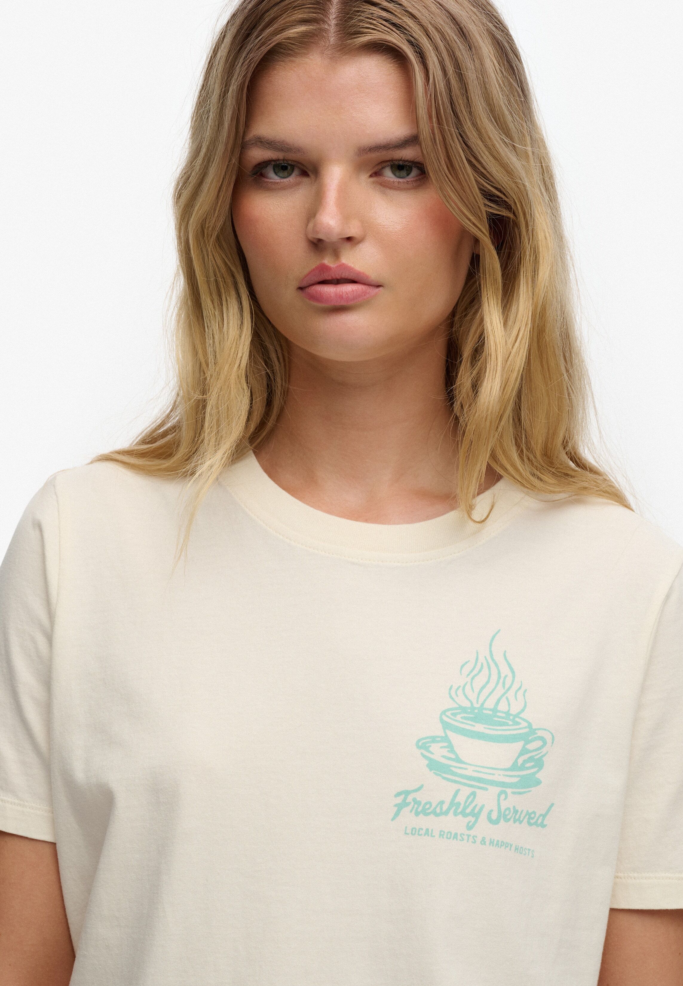 Print-Shirt SUPERDRY "ROADSIDE TRADE RELAXED TEE", Damen, Gr. XS, desert bone sanftes weiß, Single Jersey, Obermaterial: 100% Baumwolle, bedruckt, relaxed fit normal, Rundhals, Shirts Print-Shirt, aus Baumwolle in Single Jersey, Relaxed Fit, Kurzarm deser