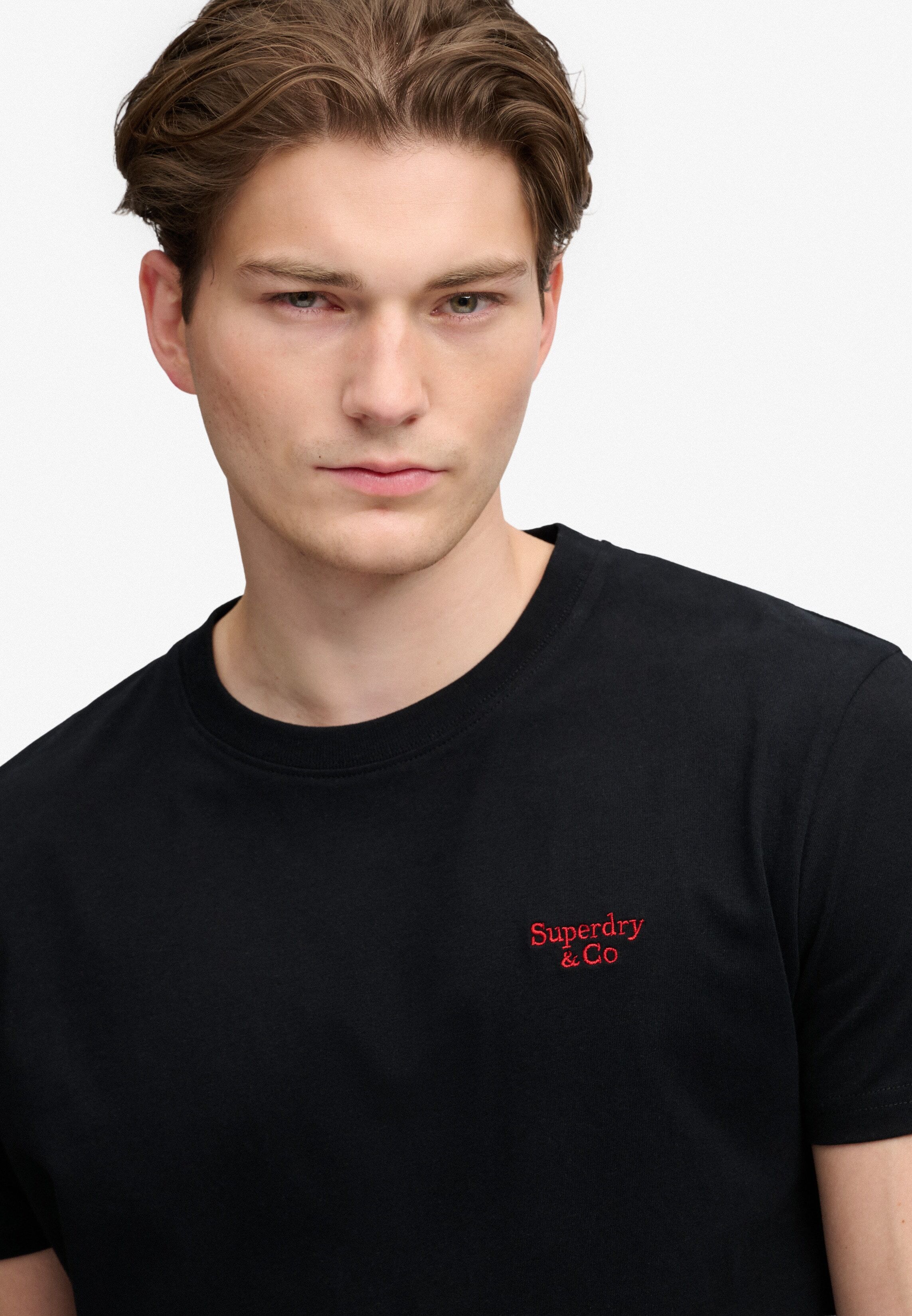 Rundhalsshirt SUPERDRY "ESSENTIAL SERIF LOGO EMB TEE", Herren, Gr. XXL, schwarz, neon rot, Single Jersey, Obermaterial: 100% Baumwolle, bedruckt, regular fit normal, Rundhals, Shirts Rundhalsshirt, Baumwolle, regular fit