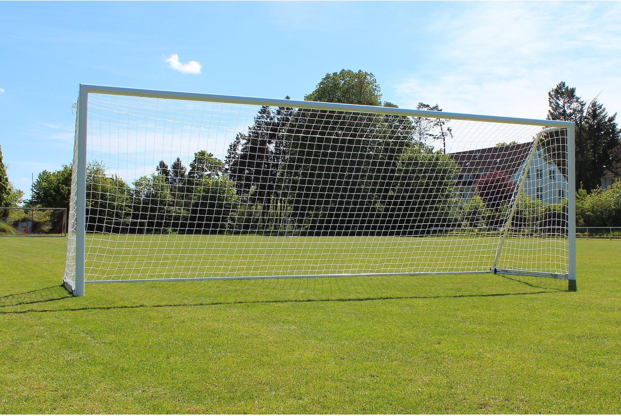 Sport-Thieme Großfeld-Fußballtor mit klappbarem Netzbügel und Bodenrahmen, Weiß, Netzhalter