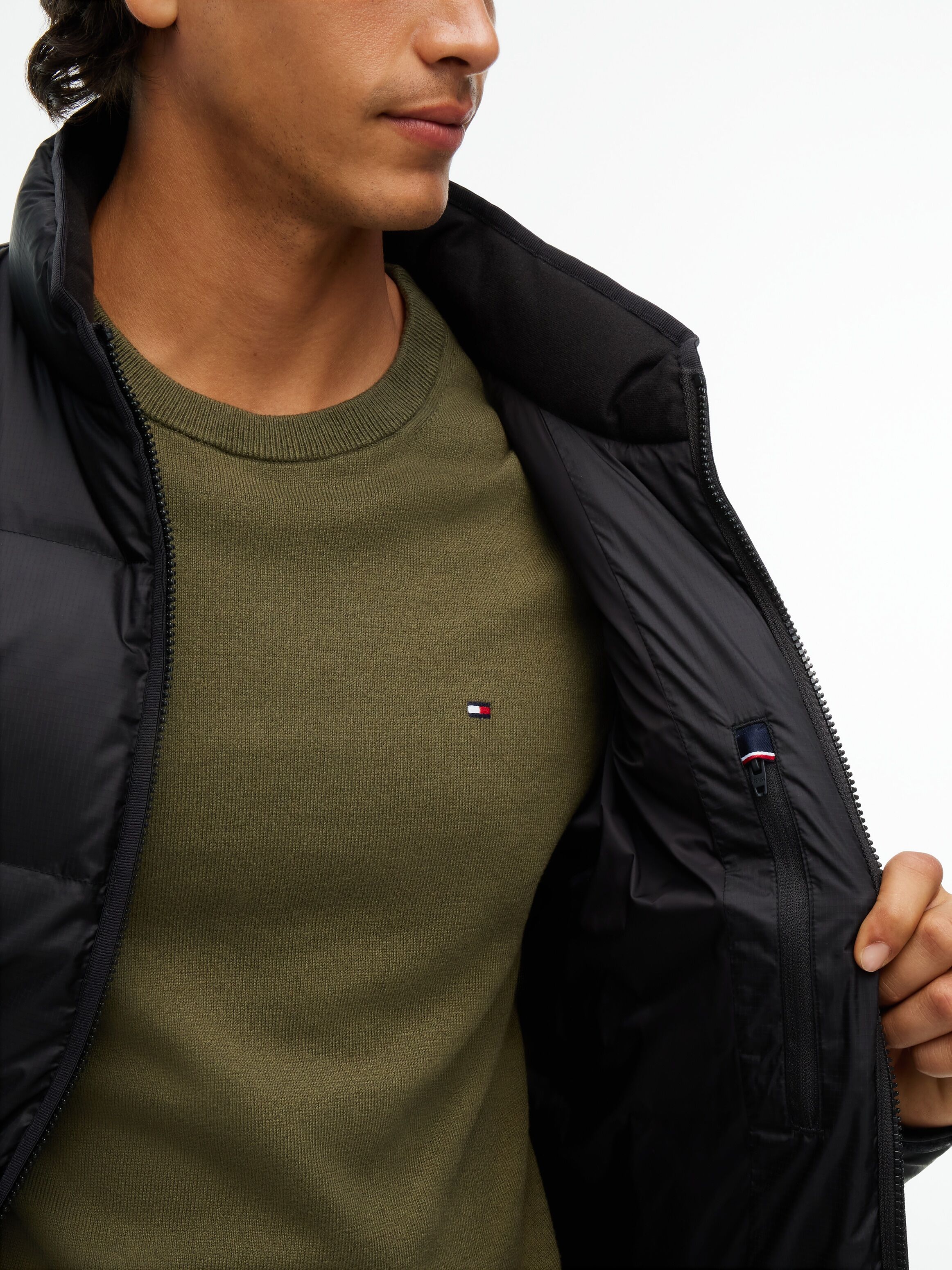 Daunenjacke TOMMY HILFIGER "RIPSTOP STAND DOWN PUFFER JACKET", Herren, Gr. S, schwarz, Web, Obermaterial: 100% Polyester. Futter: 100% Nylon. Füllung: 90% Daunen, 10% Federn, gerade normal, elastischer Bund, Jacken Daunenjacke, mit Daunenfüllung schwarz S