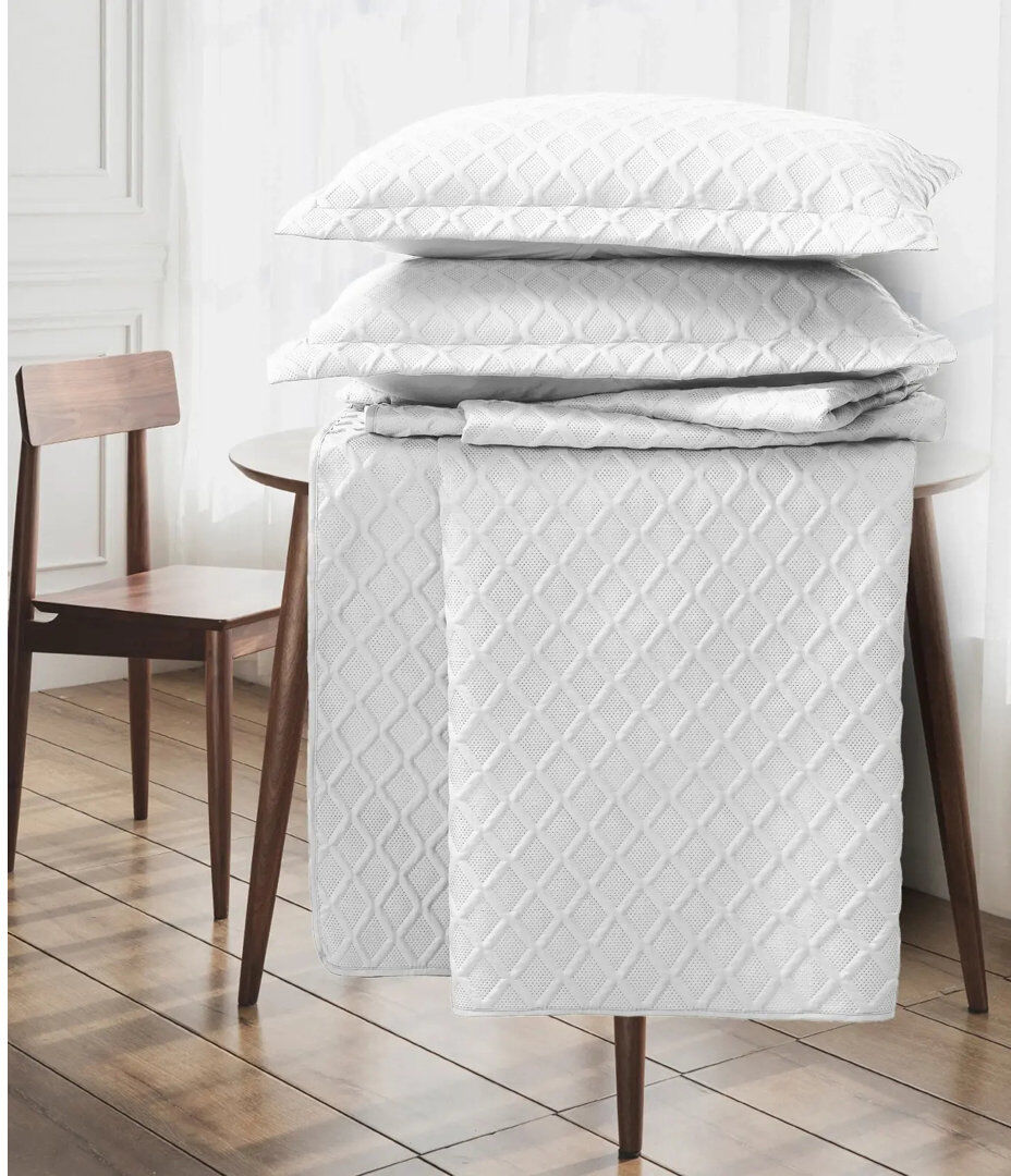 Quality & Style Polyester Solid Colour Bedspread with Pillow Shams Included White Double Bedspread + 2 Standard Pillowcases