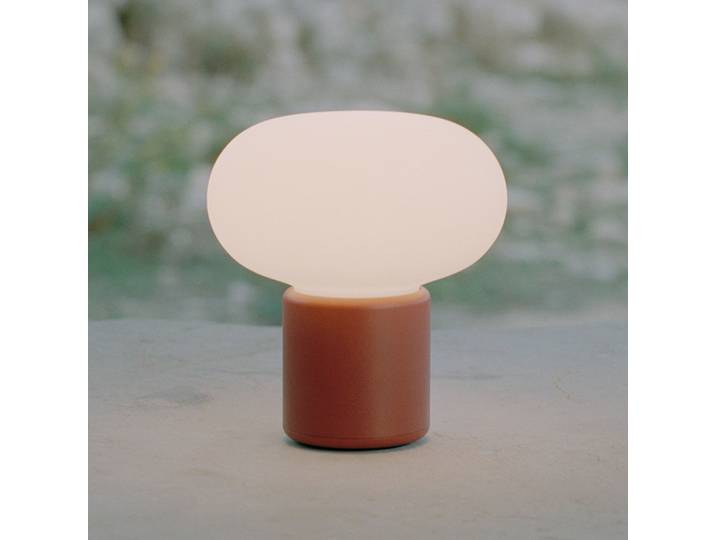 Karl-Johan Portable Tischleuchte IP65 Earth Red - New Works - Terrasse - Design - Kunststoff - Mit Schirm