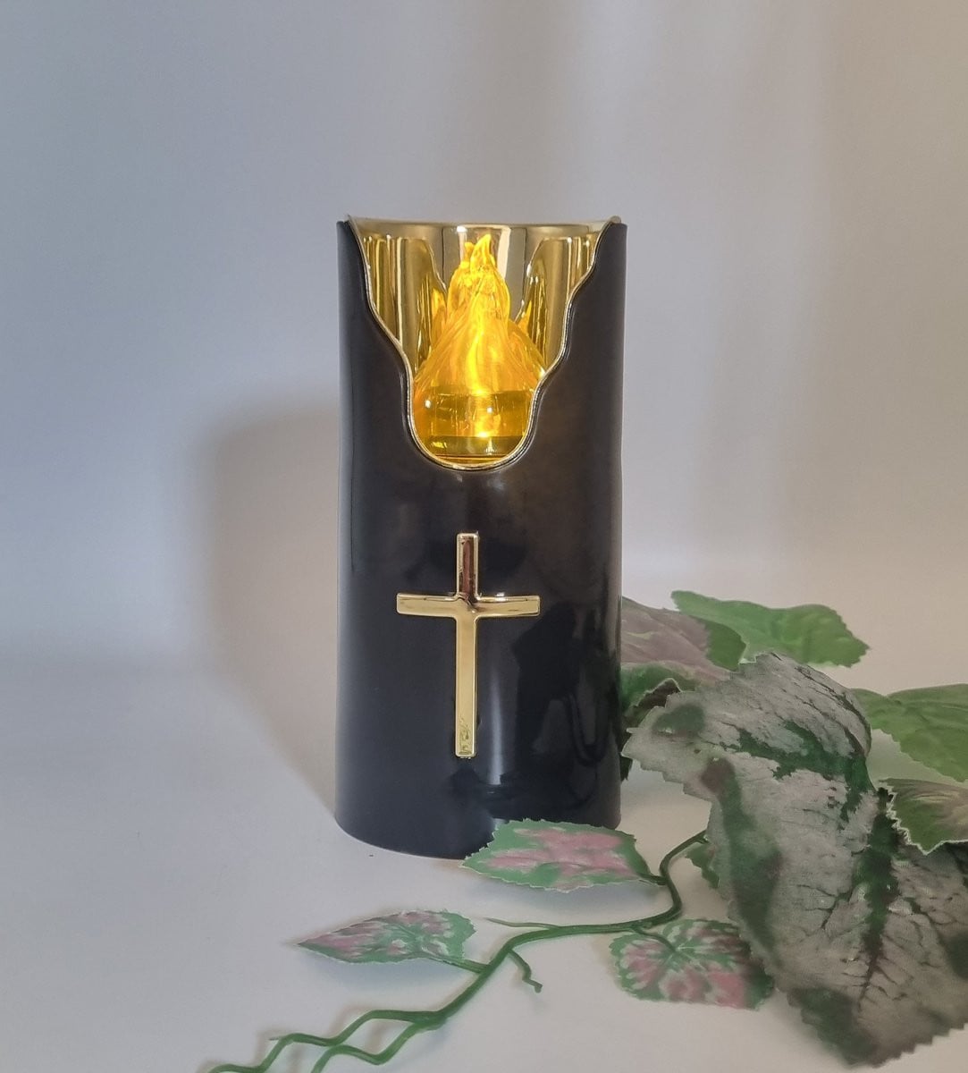 Subito Led kaars C707 Zwart Goud met Kruis en Flikkerend Warm Led Licht