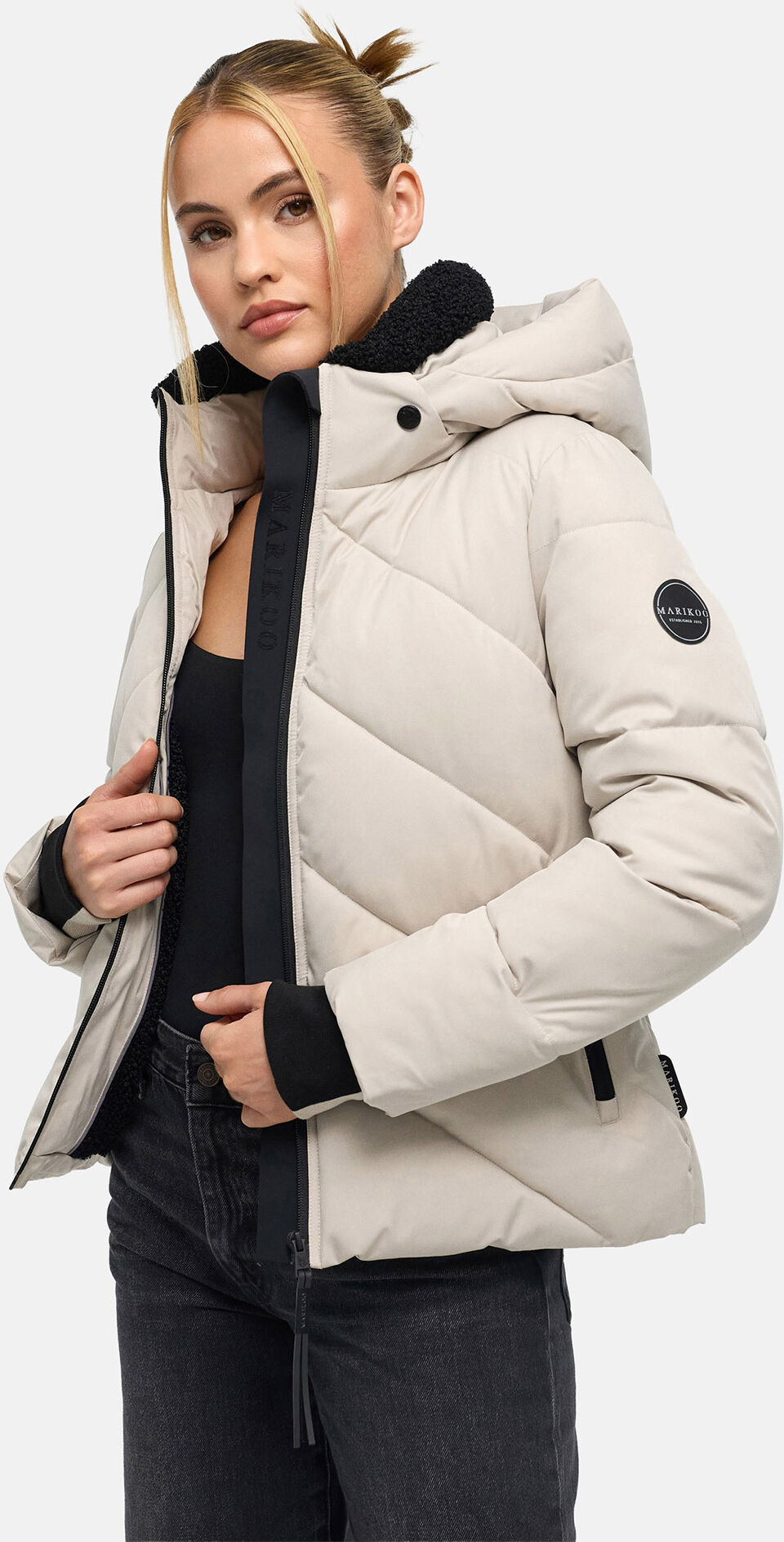 Winterjacke MARIKOO "Shinamii", Damen, Gr. S, beige (bone), Obermaterial: 100% Polyester, Jacken Winterjacke, Kurze Steppjacke mit Kapuze und diagonalem Steppmuster