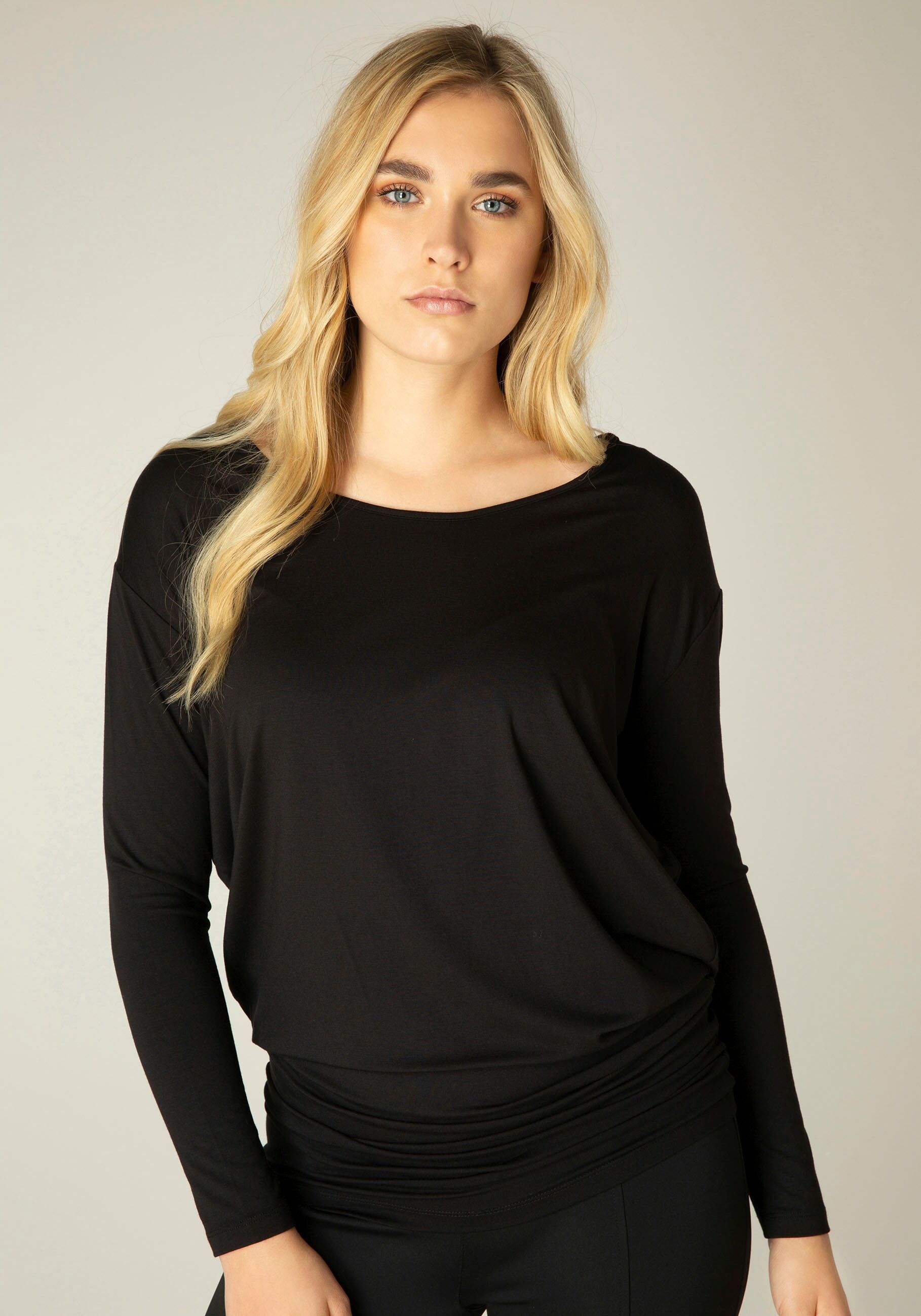 Langarmshirt BASE LEVEL "Yolanda", Damen, Gr. 36, schwarz, Jersey, Obermaterial: 94% Viskose, 6% Elasthan, unifarben, figurbetont hüftbedeckend, U-Boot-Ausschnitt, Shirts Langarmshirt, Weiter Schnitt mir formgebendem Einsatz in der Hüfte schwarz 36
