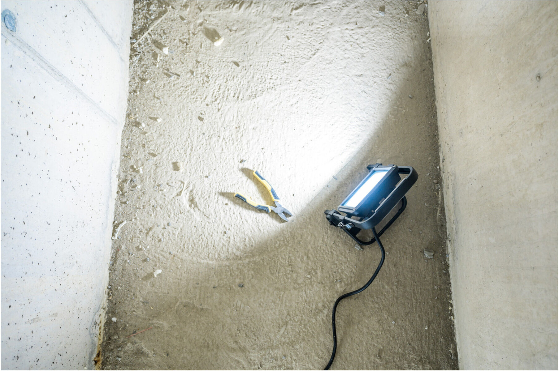 Brennenstuhl Mobiler LED Strahler JARO 4060 M / LED Baustrahler für außen IP65 (LED Arbeitsstrahler 30W mit 3m Kabel, LED Baulampe mit Schnellspannver (1171250343)