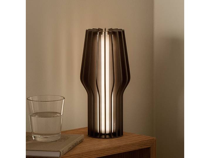 Radiant Portable Tischlampe 25cm Black - PLEASE WAIT to be SEATED - Wohnzimmer - Modern - Kunststoff - Einflammig
