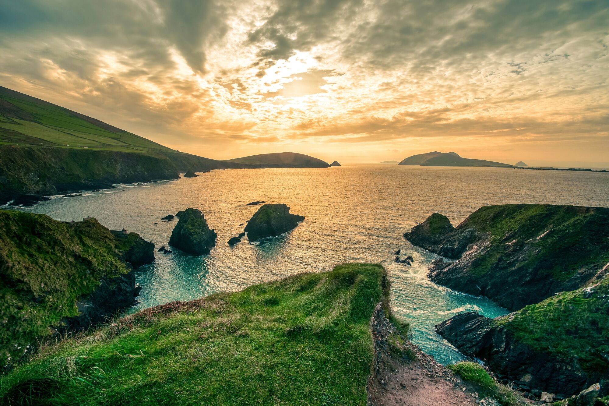 Fototapete PAPERMOON "DINGLE HALB-INSEL-IRLAND STRAND KLIPPEN KÜSTE GEBIRGE", bunt, B:4m L:2,6m, Vlies, Tapeten, Fototapete bunt B/L: 4m x 2,6m, Bahnen: 8 Stk.