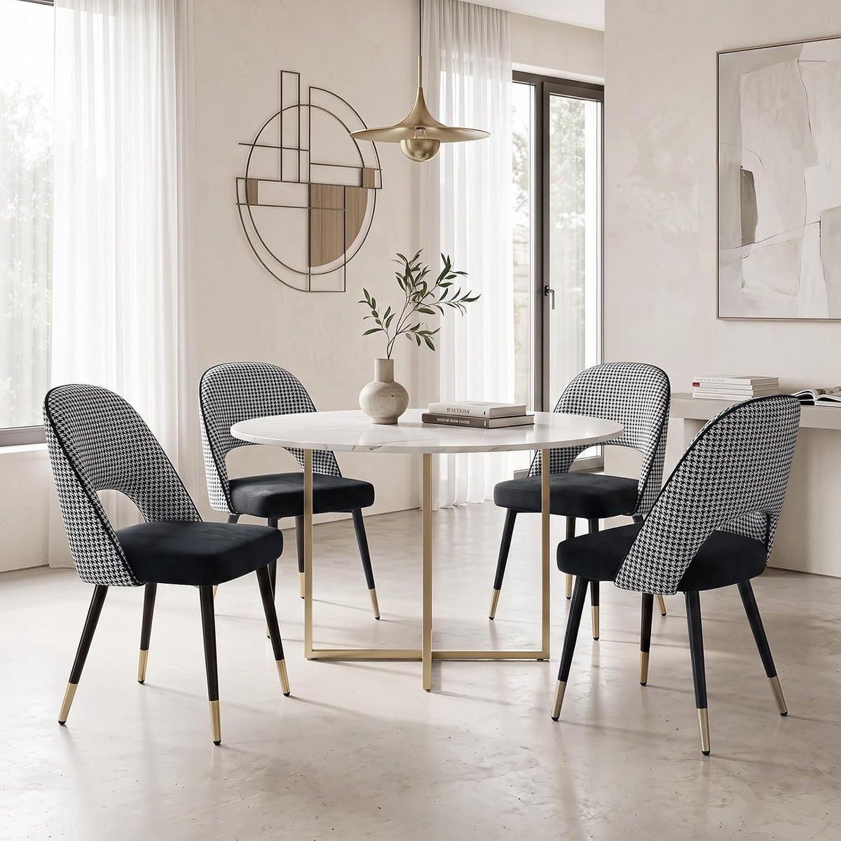 Moderne armloze eetkamerstoel met holle rug en metalen poten, zwart