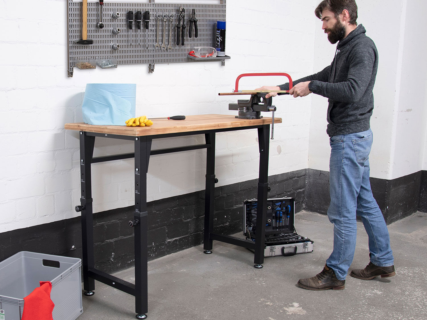 RIKTA Höhenverstellbare Werkbank, B 135 X T 60 X H 85 - 105cm, 200kg Belastung, FSC 100%, Fichte