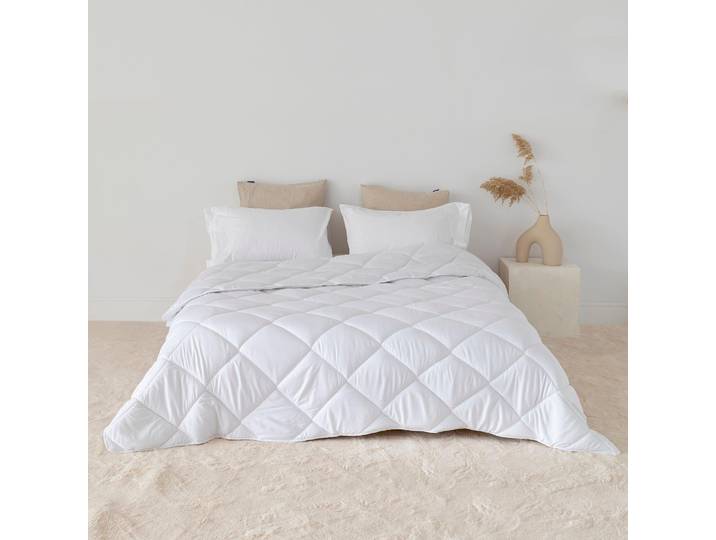 Couette 450 gr 240 x 220 cm 100 % microfibre (extérieur) 100 % polyester (garnissage) Fabriqué en Europe
