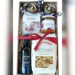 DieGeschenkkorbmacher "Kleiner Italiener" Geschenkbox, 5-tlg., mit feinem Balsamico, Pasta, Pesto, Chilisalz und Amaretti