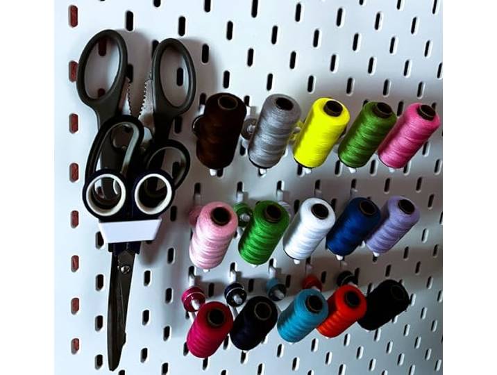JL House. Lot de 15 rouleaux de fil à coudre et support de ciseaux pour panneau perforé IKEA SKADIS I SKadis Accessoires Support plaque perforée Support de bobines de fil