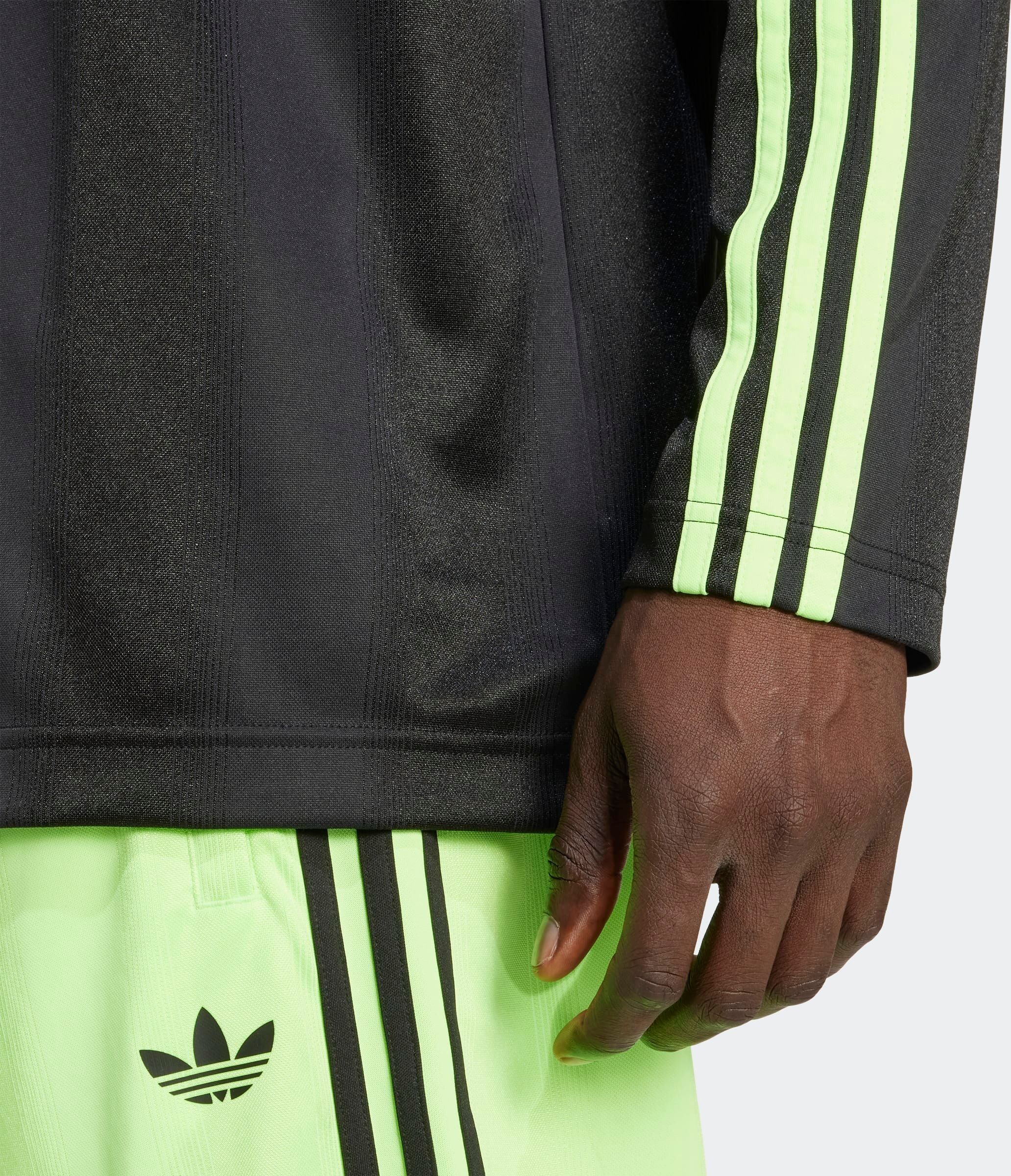 Langarmshirt ADIDAS ORIGINALS "ADIDAS ADICOLOR JACQUARD LONG-SLEEVE JERSEY", Herren, Gr. S, grün (schwarz, signal grün), Obermaterial: 100% Polyester, normal, Rundhals, Shirts Langarmshirt schwarz, signal grün S