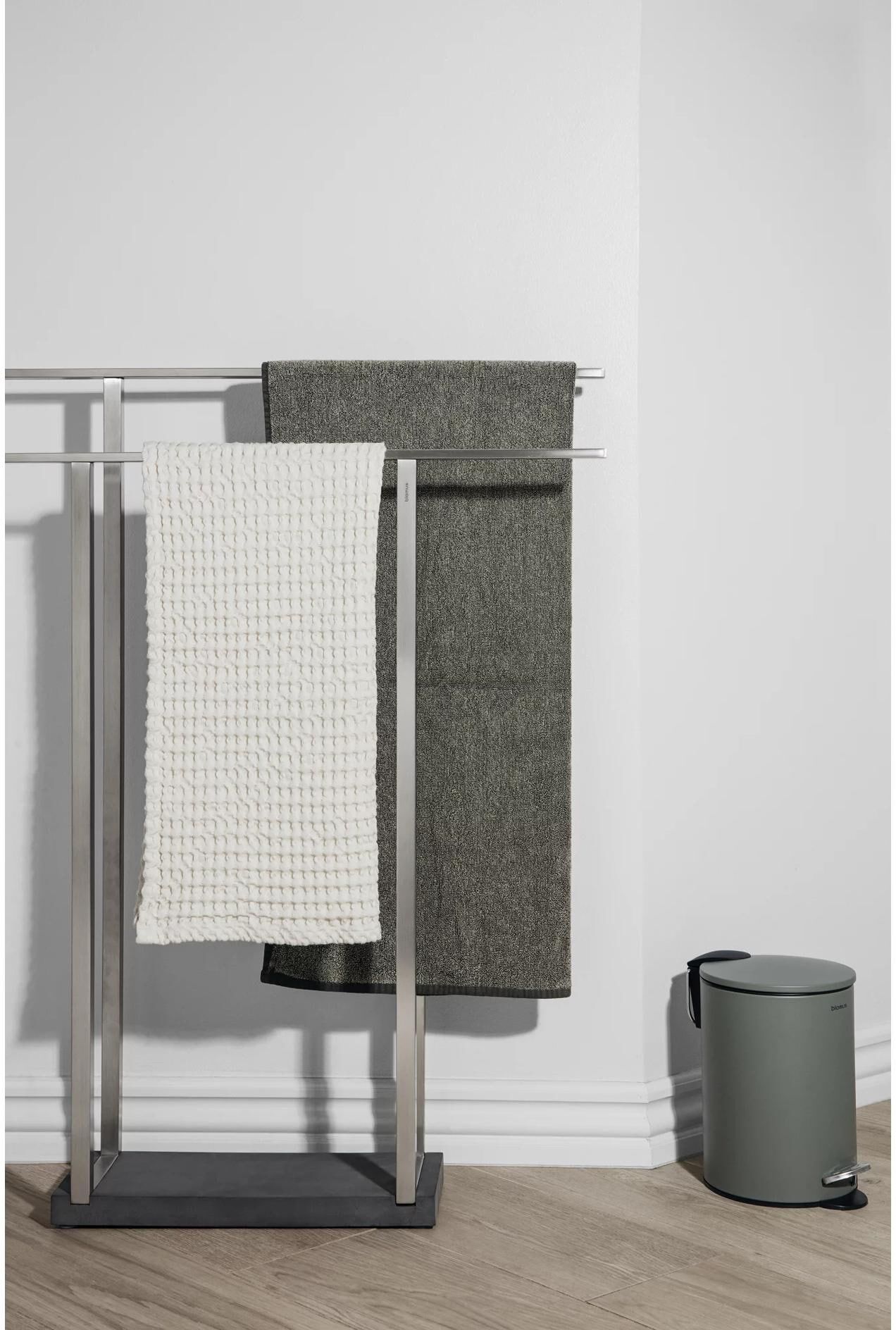 Mülleimer BLOMUS "Tubo 3 l", grün (graugrün), Mülleimer, Mülleimer graugrün Einheitsgröße