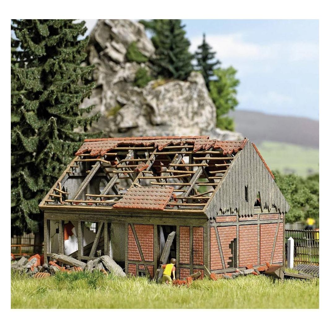 Busch H0 Verfallene Stallung (1669)
