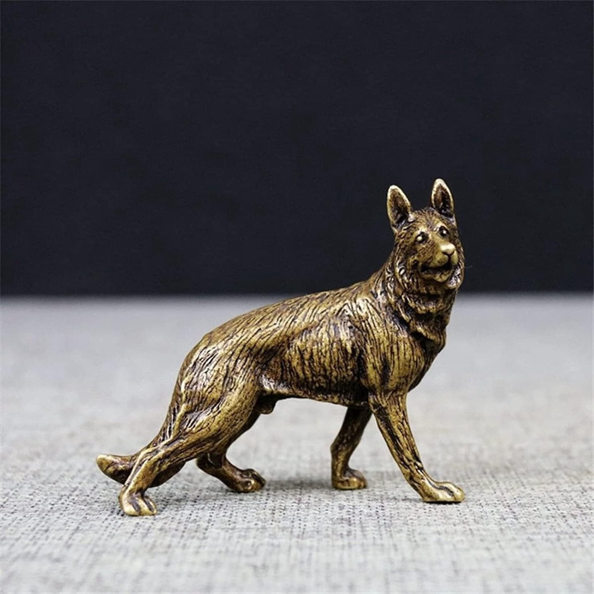 Bronskleurig hond beeldje van puur koper voor decoratie in de woonkamer