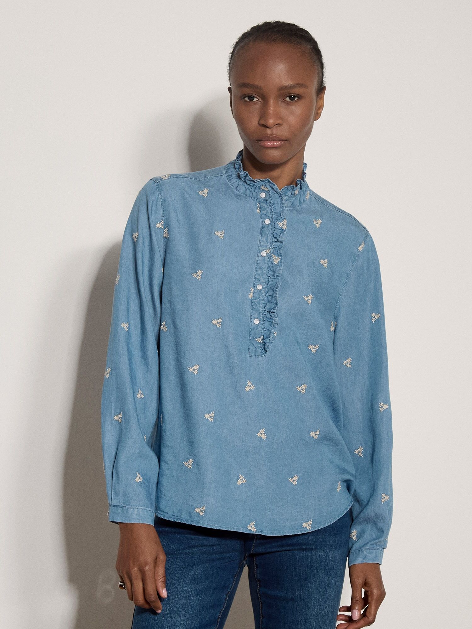 Rüschenbluse APRICOT "Denim-Bluse mit zierlicher Blumenstickerei", Damen, Gr. XS (34), blau, gewebt, Futter: 100% Lyocell CLY., uni, Modisch, 1-Knopf-Manschetten, Blusen, mit Rüschendetails