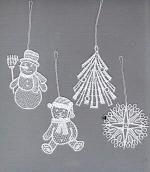 Dekohänger STICKEREIEN PLAUEN "Winterzeit" Gr. 1, weiss (weiß), B:7cm H:7cm, Polyester, Dekohänger, Dekohänger, Baumbehang "Winterzeit" weiß B/H/T: 7cm x 7cm