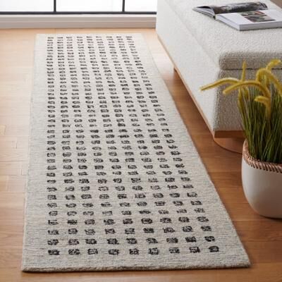 SAFAVIEH Handmade Ebony Uschi Modern Rug
