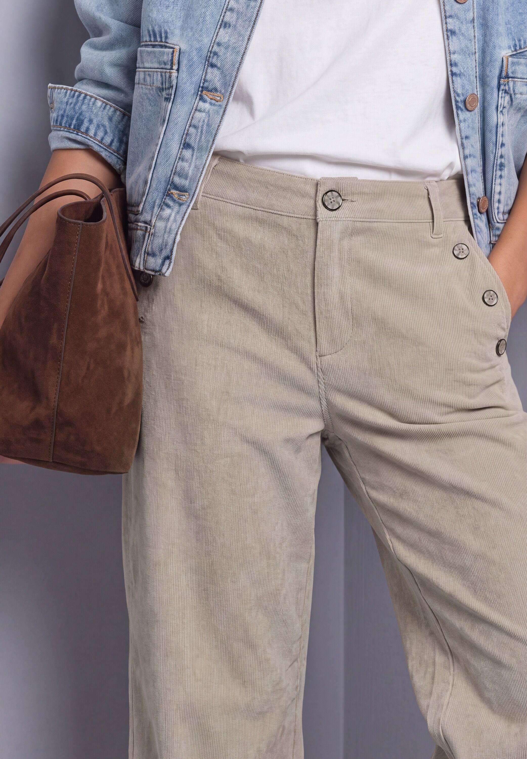 Cordhose STREET ONE "Style Amalia", Damen, Gr. 46, Länge 30, beige (fading sand), Cord, Obermaterial: 87% Polyester, 12% Polyamid, 1% Elasthan. Futter: 100% Polyester, unifarben, straight fit lang, Hosen Cordhose, Streight Leg mit Zierknöpfen fading sand 