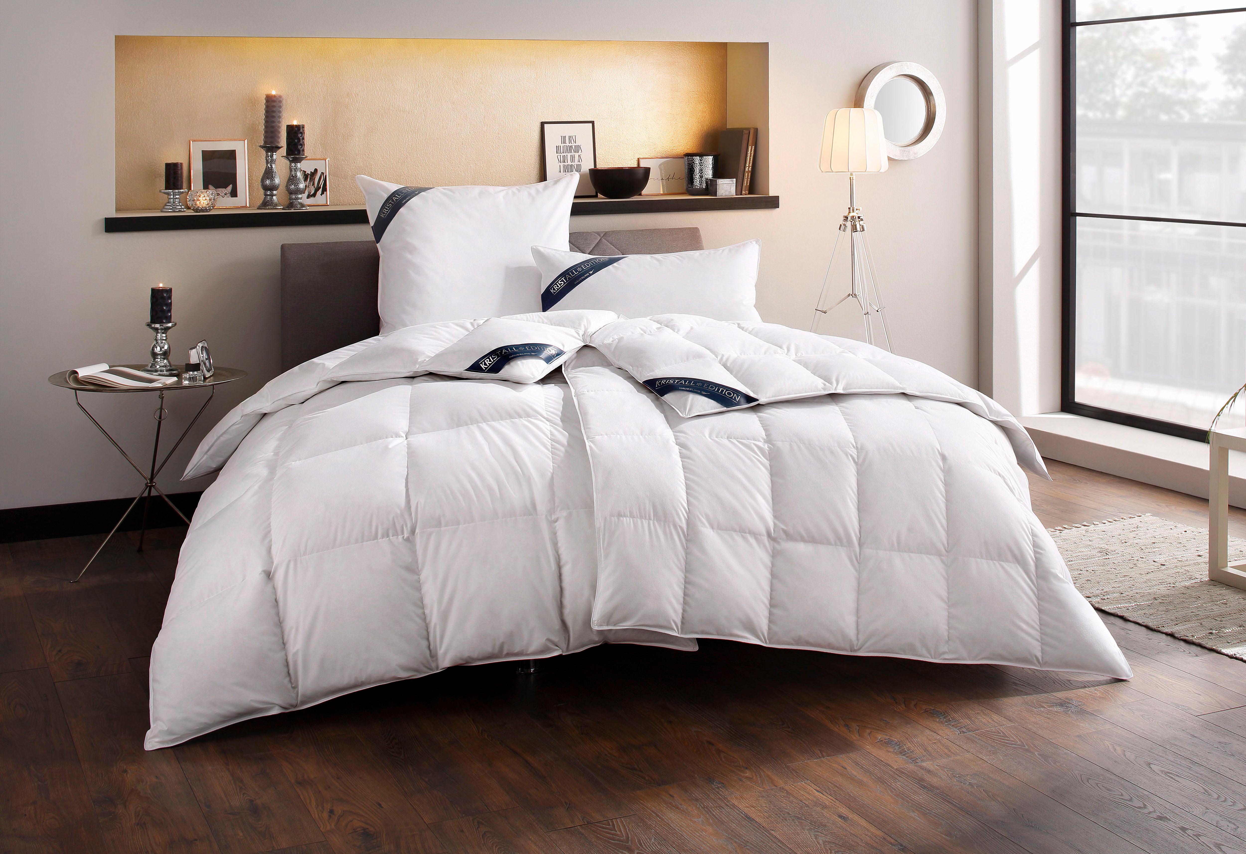 Daunenbettdecke + Kopfkissen HAEUSSLING "Kristall Edition", weiss (weiß), B/L: 155cm x 220cm Anzahl Teile 1, B/L: 40cm x 80cm Anzahl Teile 1, Bezug: Baumwolle Füllung: Entendaune/-feder, extrawarm, Bettdecken Bezug: 100% Baumwolle. Kopfkissen Bezug: 100% 