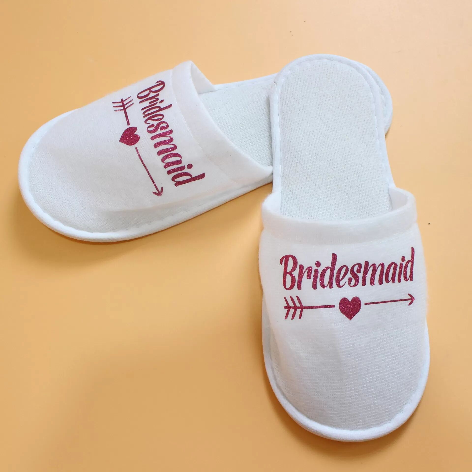 INF Weiße Hausschuhe 'Bridesmaid' für Hochzeits-Pyjamapartys – Komfort und Stil Rot