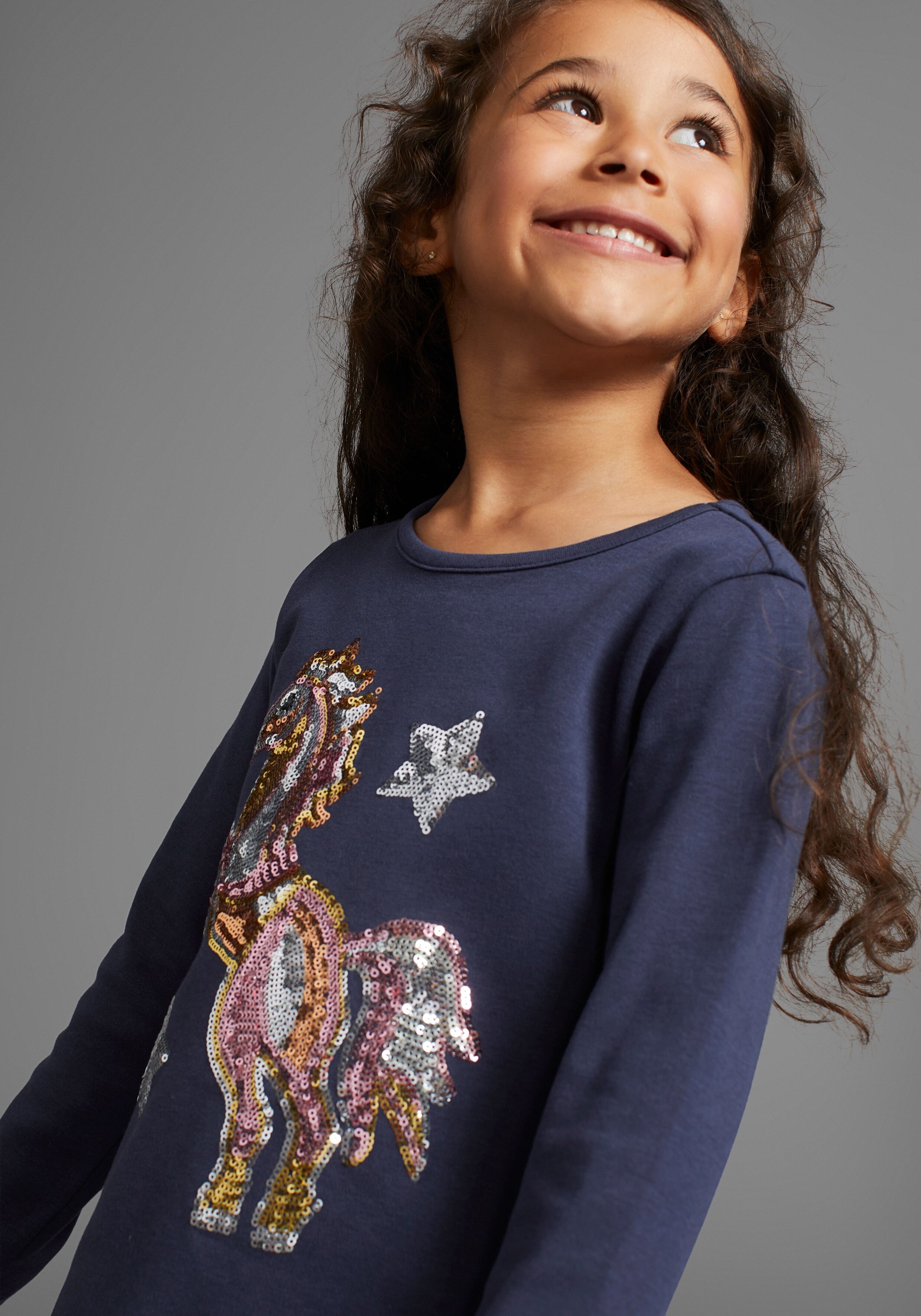 Langarmshirt KIDSWORLD "PFERD", Mädchen, Gr. 140/146, blau (navy), Jersey, Obermaterial: 100% Baumwolle, bedruckt, ausgestellt Po-bedeckend, Rundhals, abgesteppte Kante, Shirts Langarmshirt, Langarm, ausgestellter Schnitt, bedruckt, Rundhalsausschnitt nav