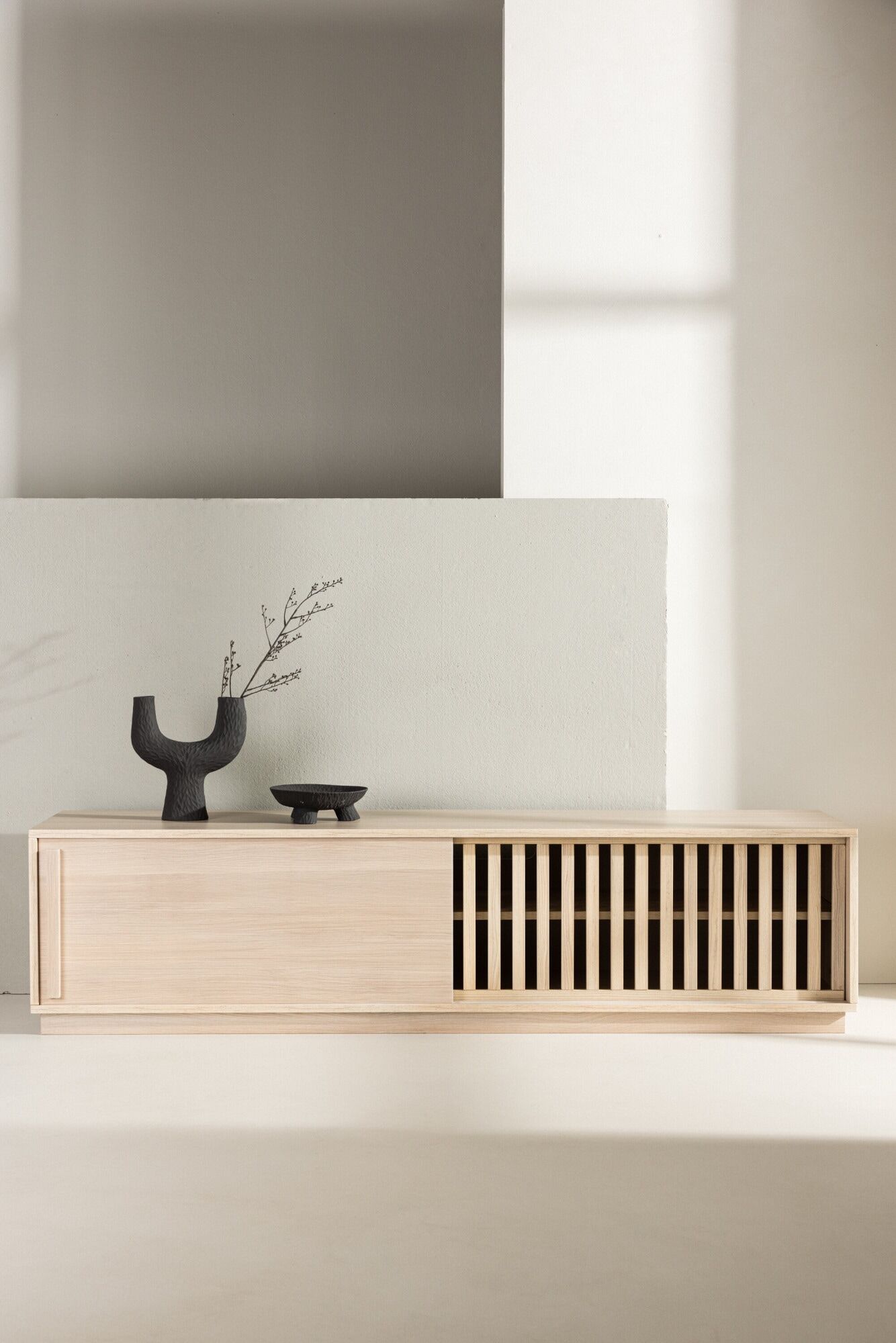 TV-Bank VENTURE HOME "Lugo, TV-Bank, Skandinavisch, Breite 180 cm", weißgewaschen, B:180cm H:45cm T:40cm, MDF, Sideboards, TV-Bank, TV-Möbel, Lackierung, hell, klug, freundlich, einladend weißgewaschen B/H/T: 180cm x 45cm x 40cm, Pappel Scheinkastanie, 2 