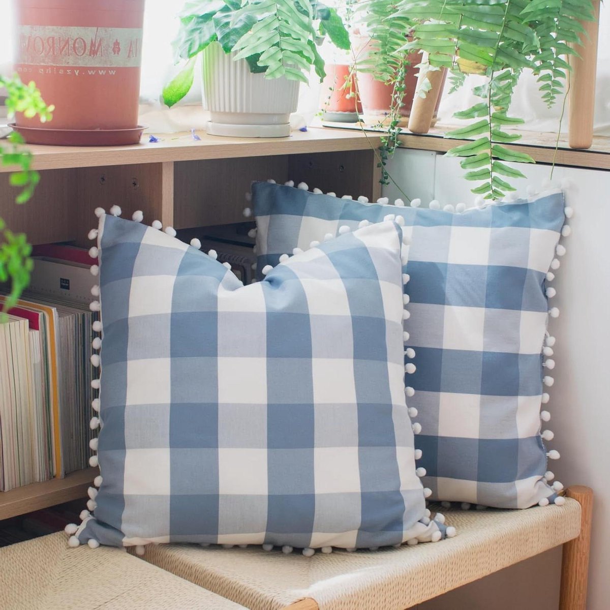 Set blauwe geruite kussenhoezen met decoratieve pompons, 45 x 45 cm