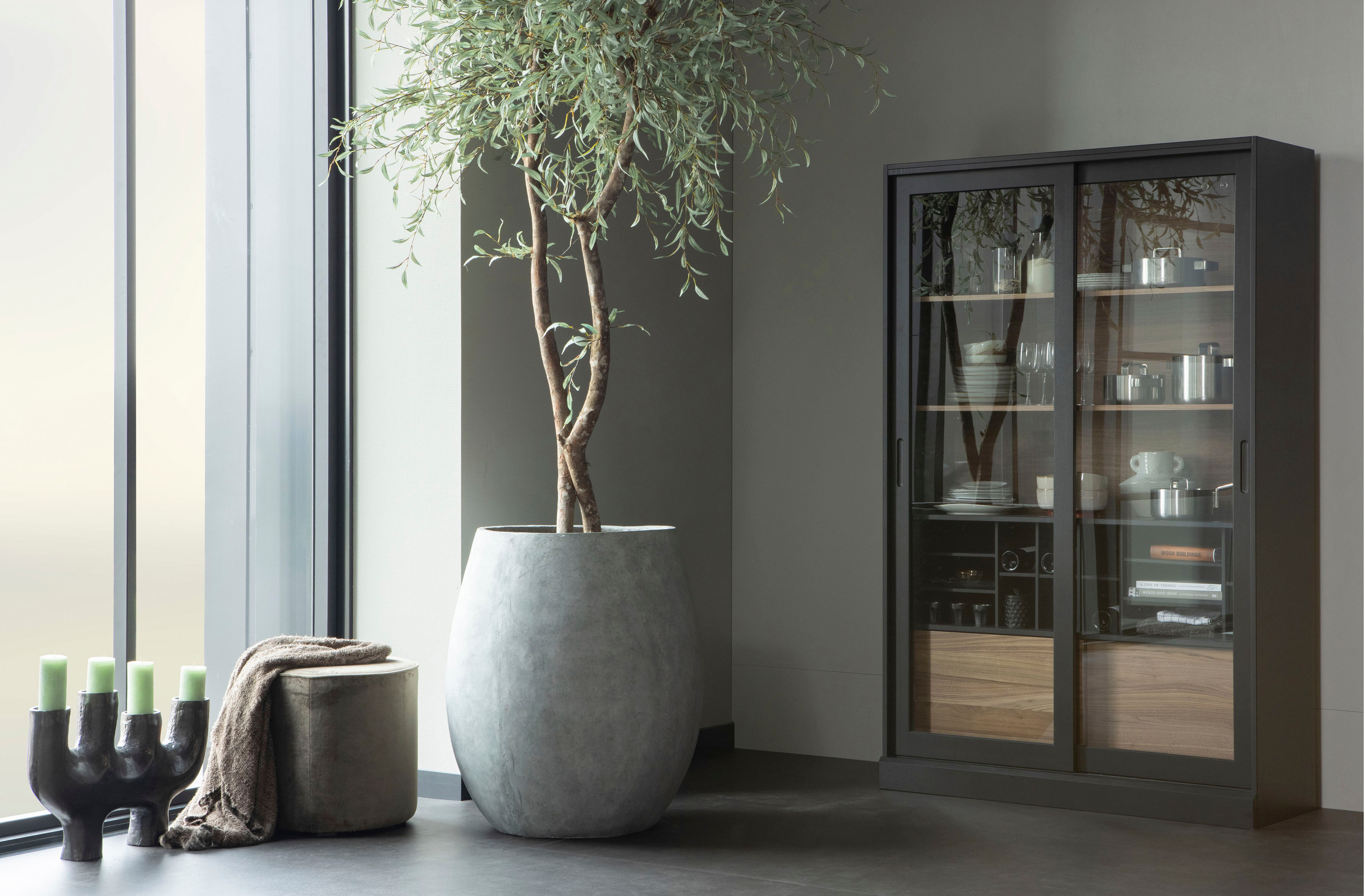 Vitrine WOOOD "James mit FSC Massivkiefer und Glasdekor-Türen B125 x T47 x H200 cm", schwarz, B:125cm H:200cm T:47cm, FSC-zertifizierter Holzwerkstoff, Schränke, Vitrine, Tragkraft 15 kg pro Einlegeboden, MDF-Rückwand mit Nussbaumoptik schwarz B/H/T: 125c