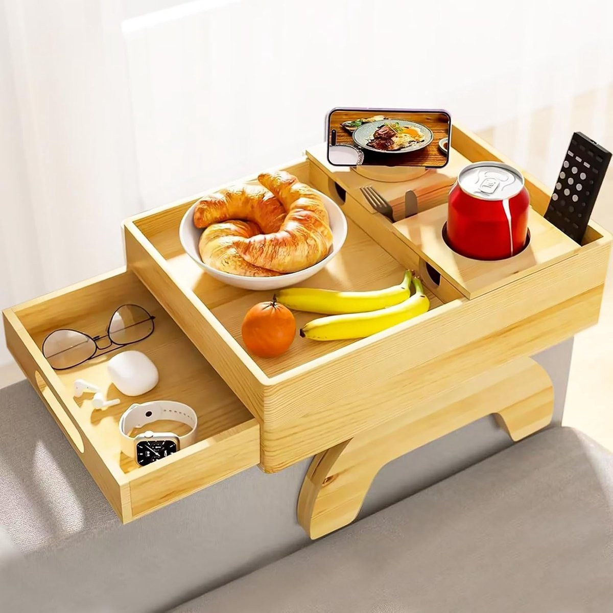 Houten snackbox voor de bank met lade voor brillen en horloges