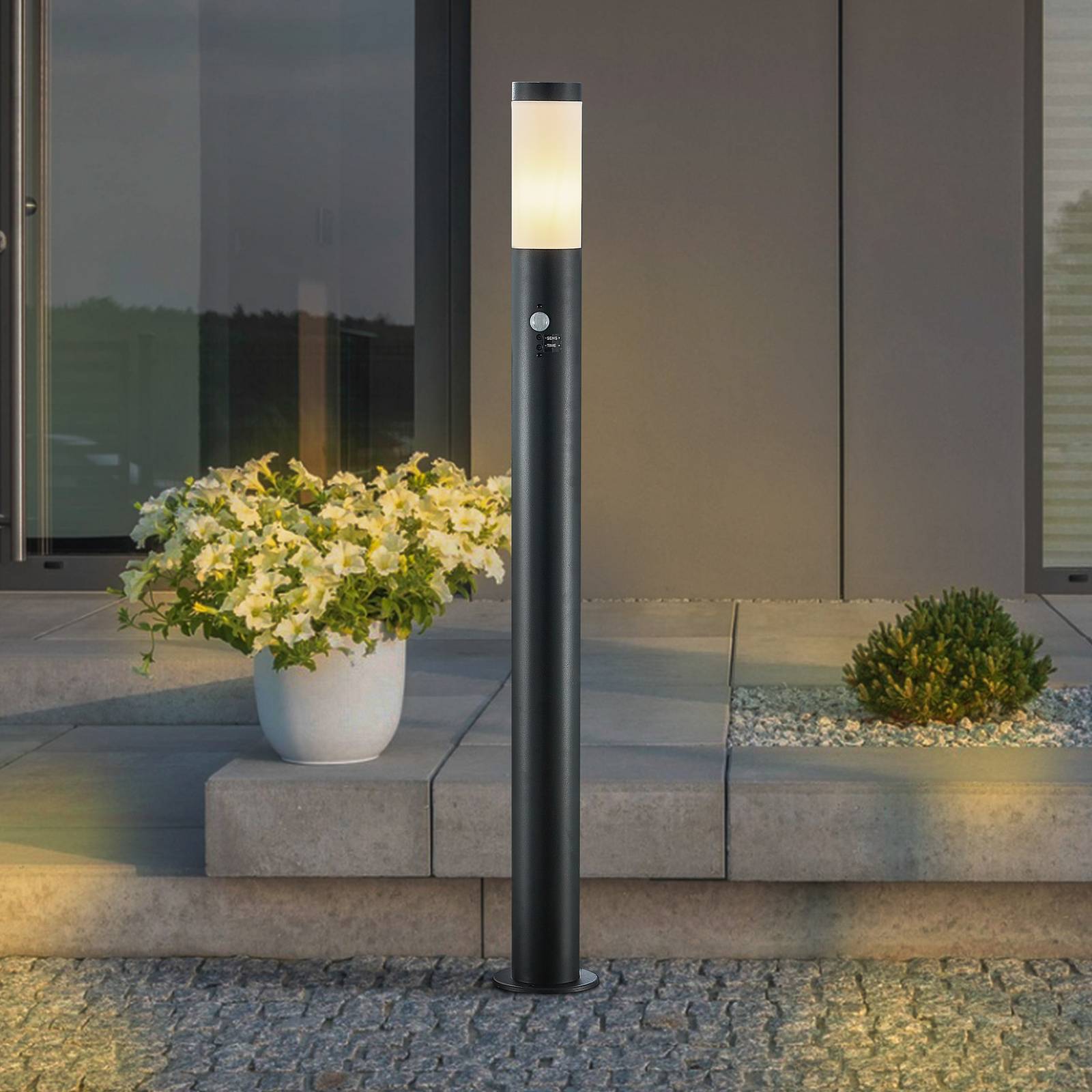 Lindby Wegelampe Statius, anthrazit/weiß, Sensor, 100cm Statius, schwarz, Metall, Modern