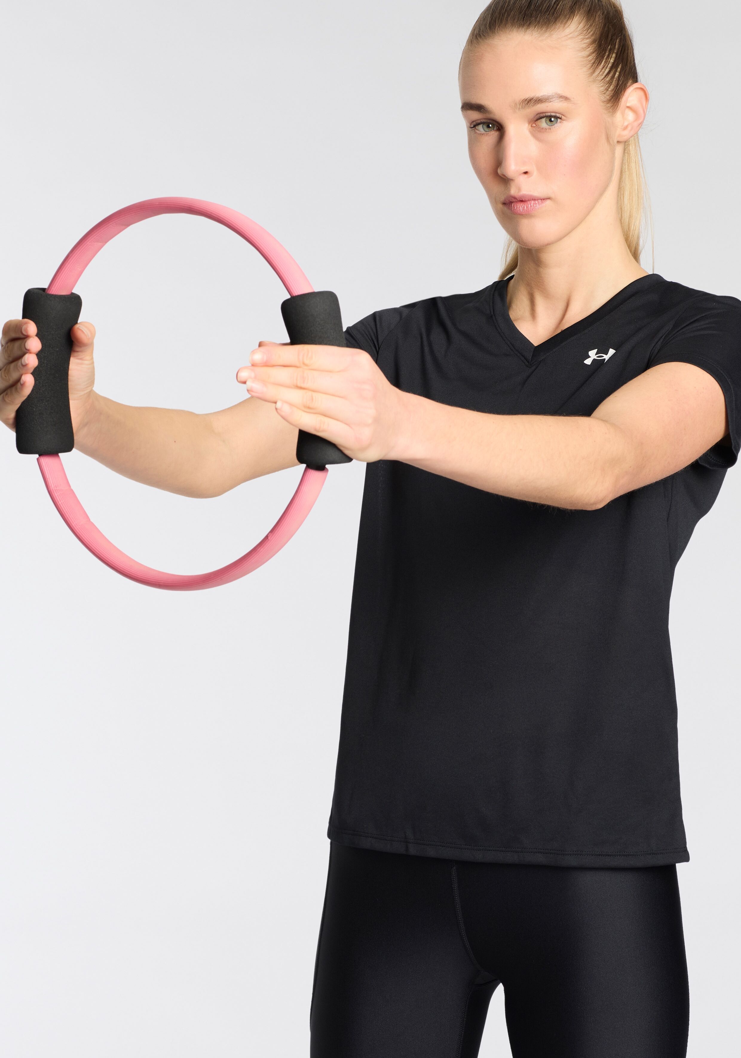 Trainingsshirt UNDER ARMOUR "TECH SSV- SOLID", Damen, Gr. M, schwarz, Obermaterial: 100% Polyester, normal, V-Ausschnitt, Shirts Trainingsshirt, mit V-Ausschnitt, schnell trocknend, atmungsaktiv, normale Schnittform schwarz M