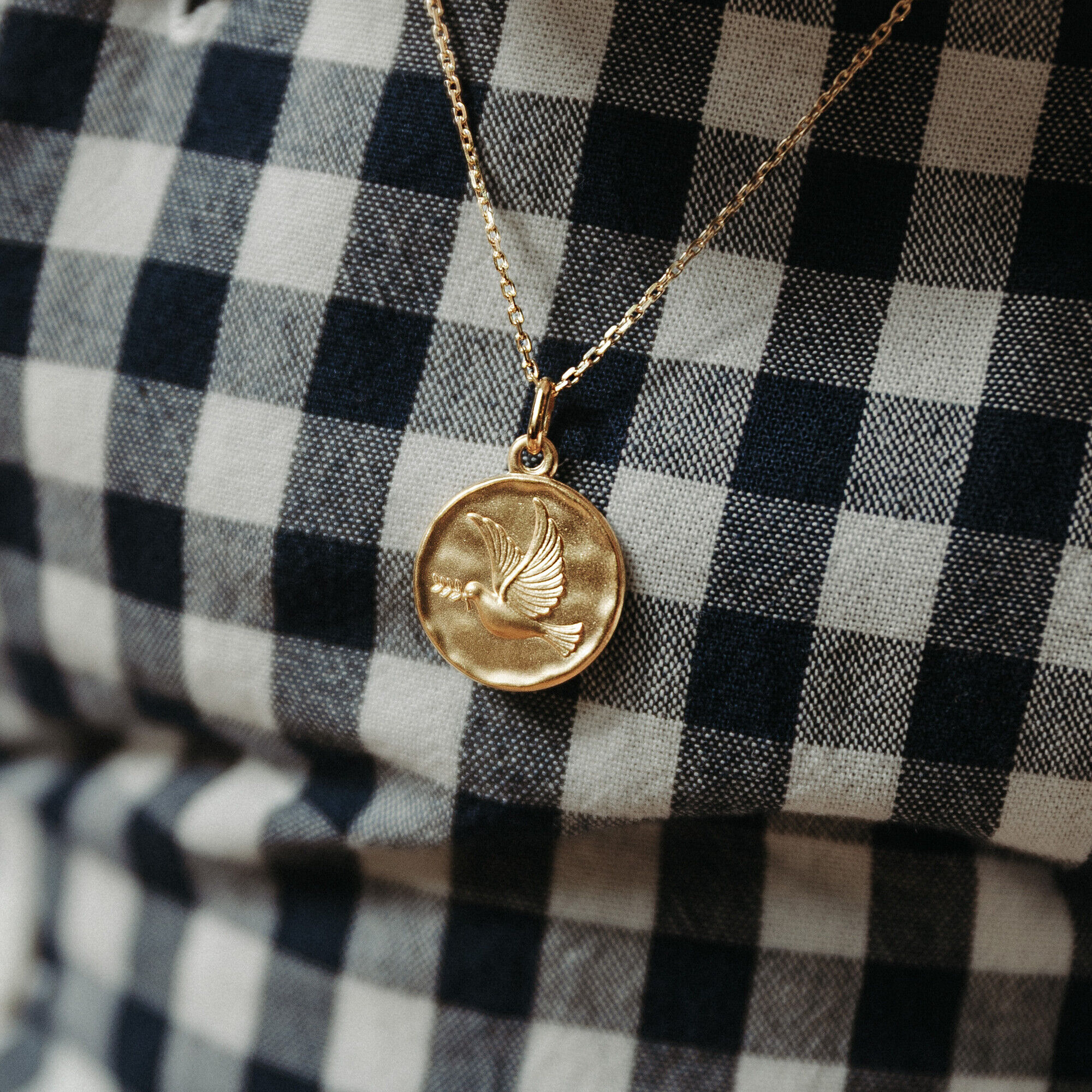 Maison de la Médaille Médaille Colombe au rameau martelée - Or jaune 18ct