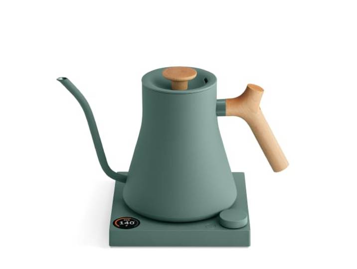 Fellow Elektrischer Schwanenhals Wasserkocher, Warmhaltefunktion, Grün Stagg EKG PRO, 0.9L, Temperatureinstellung 40-100°C, Programmierbar, 304 Edelstahl, Pour-Over Kaffee & Tee, Walnussgriff