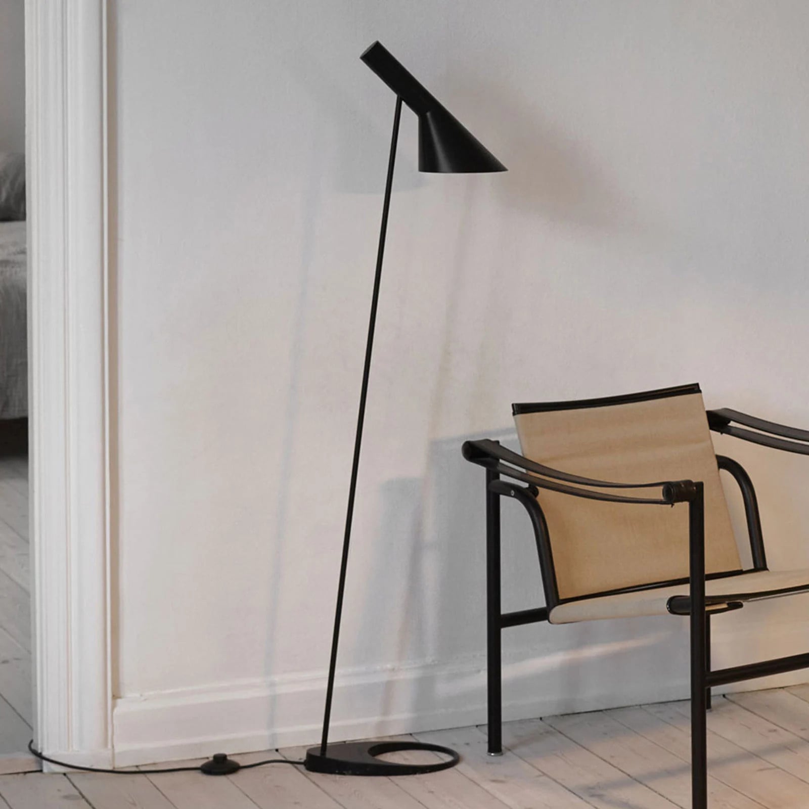Louis Poulsen AJ vloerlamp zwart
